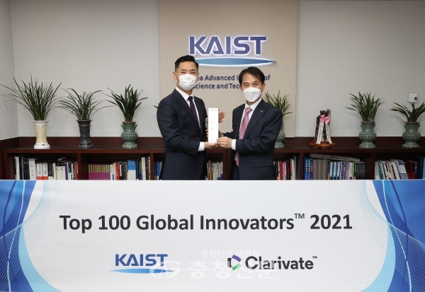 12일 KAIST 대전 본원 총장실에서 안성식 클래리베이트 코리아 대표(좌측)가 글로벌 100대 혁신 기업 트로피를 이광형 총장에게 전달하고 있다.(사진=KAIST 제공)