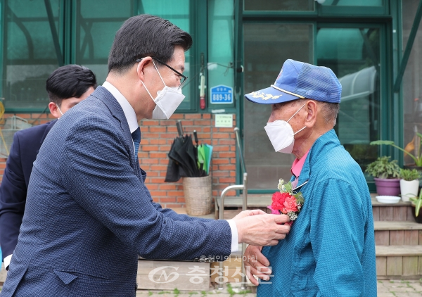 양승조 충남지사는 지난 15일 천안 광풍중학교 유경석(82) 은사 댁을 찾아 감사의 마음을 전했다. (사진=충남도 제공)