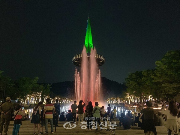 매일 밤마다 펼쳐지는 대전 엑스포과학공원 한빛탑의 미디어파사드와 음악분수를 시민들이 즐기고 있다.(사진=권예진 기자)