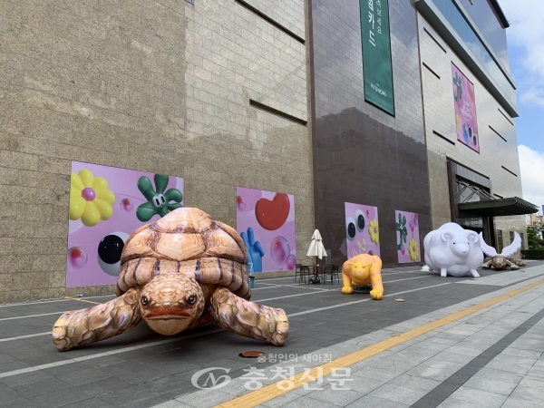 현대백화점 충청점 정문 앞 광장에서 대형 벌룬아트 작가 오원영의 ‘Balloon Art : Guardians Animal’ 전시가 진행되고 있다. (사진=현대백화점 충청점 제공)