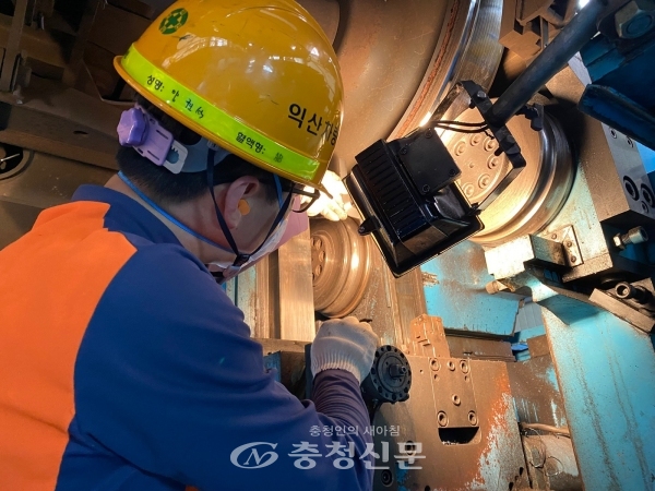 한국철도 직원들이 사내 스터디 모임을 통해 차량정비 기술 노하우를 공유하고 있다. (사진=한국철도 제공)