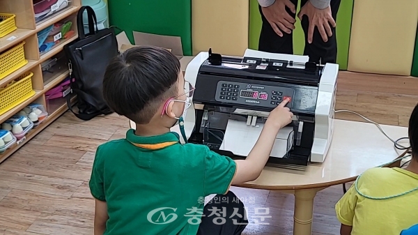 서산의 한 유치원생이 생애 첫 선거체험을 하고 있다. (사진=충남선관위 제공)