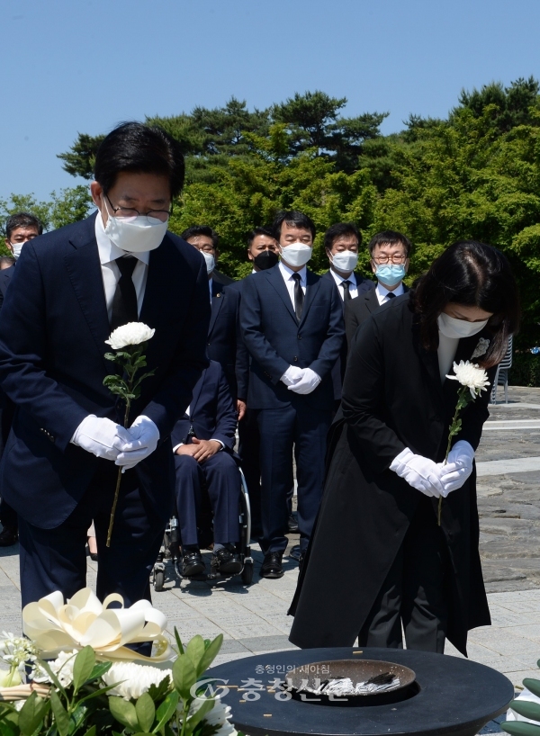 양승조 충남지사가 22일 노무현 전 대통령 묘역을 참배하고 있다.