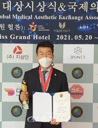 김태성 의장은 21일 글로벌 최강 구의정 명인대상을 수상하는 영광을 안았다.(사진=대덕구의회 제공)