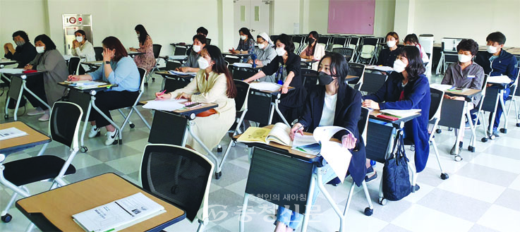 18일 대전 서부 관내 사립유치원 급식업무 담당들이 유치원급식 관리를 위해 공부하고 있다.(사진=이정화 기자)