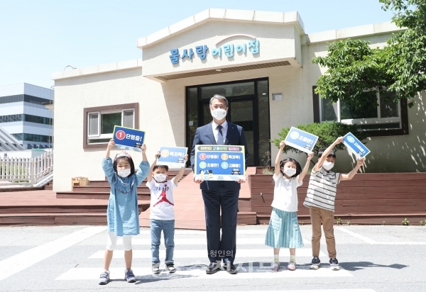 지난 24일 박재현 수자원공사 사장(가운데)이 대전 수자원공사 본사 물사랑어린이집 원생들과 함께 '어린이 교통안전 릴레이'에 참여하고 있다. (사진=한국수자원공사 제공)