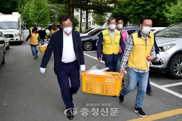 이상천 제천시장(왼쪽)이 자원봉사자들과 함꼐 삼계탕을 배달하고 있다. (사진=제천시 제공)