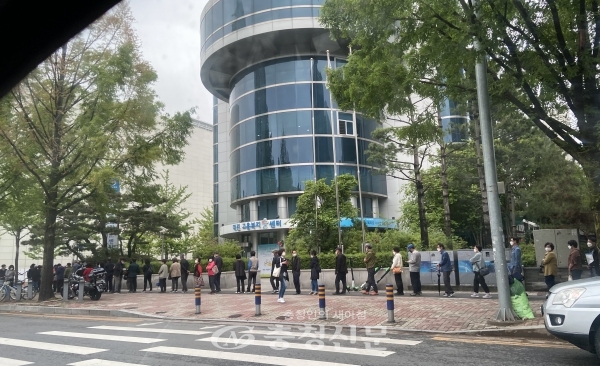 지난 17일 대전고용복지센터 앞 이른 아침부터 실업급여를 신청하려는 시민들이 줄지어 있다. (사진=한은혜 기자)