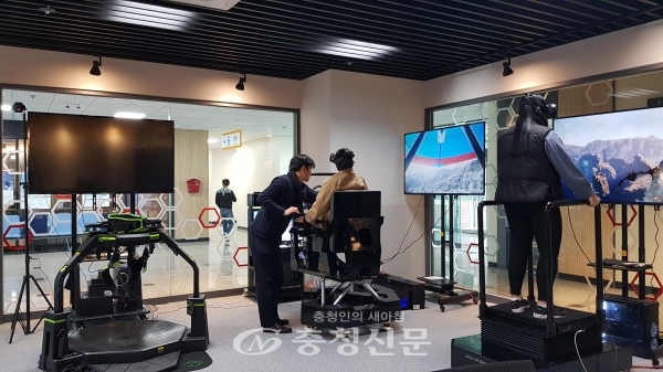 학생들이 한국폴리텍IV대학 대전캠퍼스 가상현실(VR)미디어콘텐츠과에 갖춰진 VR장비를 체험하고 있다.(사진=폴리텍대 대전캠퍼스 제공)