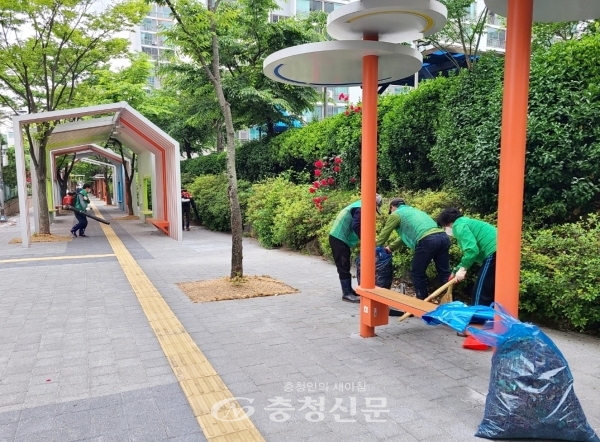 칠금금릉동새마을협의회는 31일 칠금동 행복마을 문화 특구 구간에서 청결활동을 실시했다. (사진=충주시 제공)