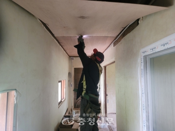 홍성 홍북읍이 1일 민관 협력으로 관내 저소득 위기가구의 노후된 주택의 주거환경을 개선하는 맞춤형 복지사업에 나섰다. (사진=홍성군 제공)