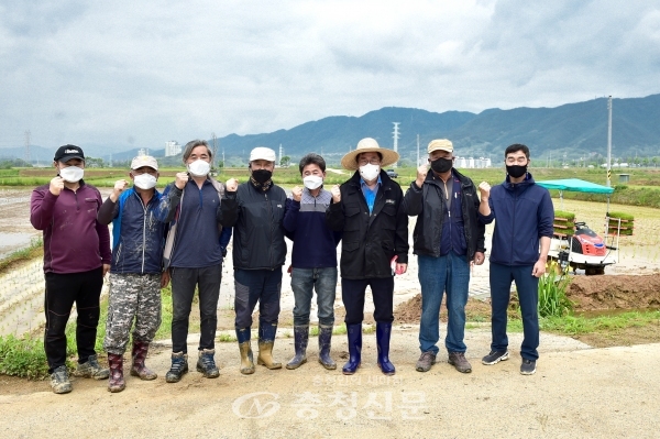 이상천 제천시장(오른쪽 세번째)이 의림지뜰 친환경 농업단지에서 모내기 후 기념촬영을 했다. (사진=제천시 제공)