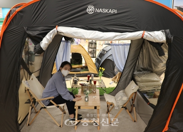 롯데마트는 대덕점에서는 차박 캠핑 열풍에 발맞춰 입문자를 위한 차박용 텐트 '나스카피 큐브텐트'를 선보인다. (사진=롯데쇼핑 제공)