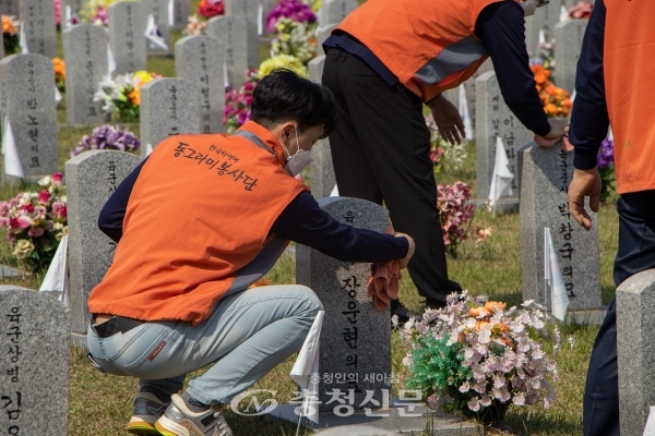 지난 7일 한국타이어 임직원들이 대전 유성구 국립대전현충원을 찾아 묘비 닦기 등 묘역 환경정화 봉사활동을 진행하고 있다. (사진=한국타이어 제공)