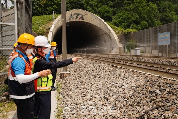 8일 손병석 한국철도 사장(가운데)이 KTX오송역 인근 터널 앞에서 폭염 시 레일 온도를 낮춰주는 고속선 자동살수장치를 점검하고 있다. (사진=한국철도 제공)