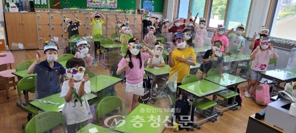 제천 남당초등학교 1학년 학생들이 입학 100일 축하 행사에 참여해 즐거운 시간을 보내고 있다. (사진=남당초등학교 제공)