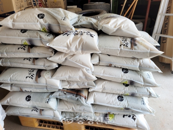 11일 익명의 기부자가 주덕읍행정복지센터에 이웃을 위해 사용해 달라며 10kg 쌀 70포(250만원 상당)를 기탁했다. (사진=충주시 제공)