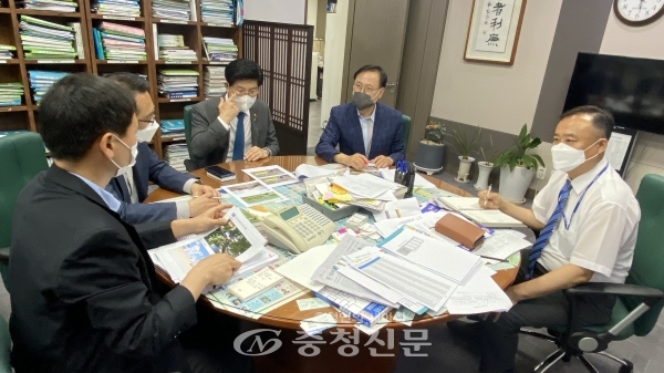 이명수 의원이 노형욱 국토부장관과 지역현안에 대한 협의를 진행하고 있다.[사진=이명수 의원실]