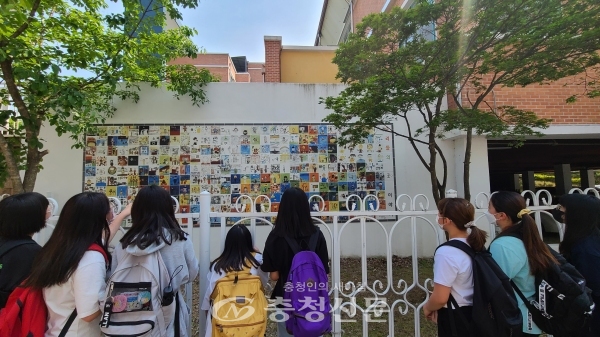 제천 내토초등학교 학생들이 외벽에 자신들의 그림으로 제작된 벽화를 보며 즐거워하고 있다. (사진=제천시 제공)