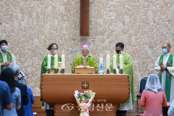 유흥식 대주교가 해미순교성지 성당에서 미사를 주례하고 있다.(사진=서산시 제공)