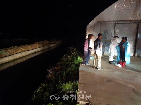 지난 13일 논산소방서 소방대원이 한밤중에 농수로에 빠진 여성 2명을 무사히 구조했다. (사진=논산소방서 제공)