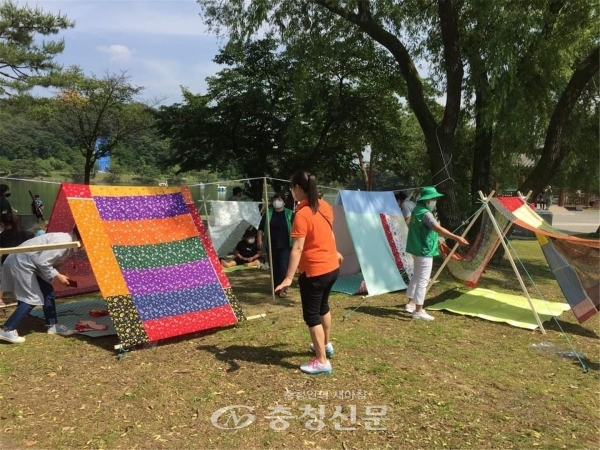 제천 여성친화 동아리 핸드 에코가 의림지 일원에서 천이나 자재를 활용한 가족만의 미니 텐트 만들기 체험을 진행했다. (사진=제천시 제공)