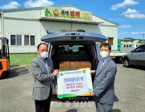서농유통은 지난 16일 한국법무보호복지공단 충남지부에 법무보호대상자 급식지원을 위한 사랑의 김치 100㎏을 전달했다. (사진=서산시 제공)