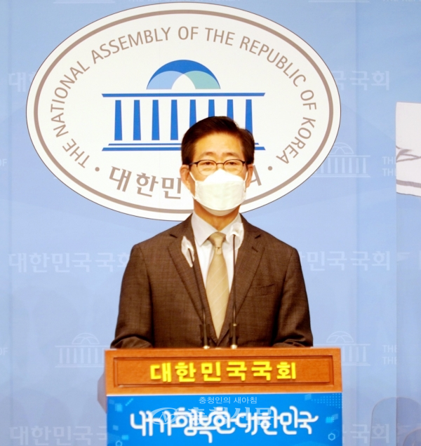 양승조 충남지사가 지난 16일 국회 소통관에서 네번째 대선공약을 발표하고 있다. (사진=최병준 기자)