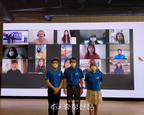 2022보령머드해양박람회 서포터즈 박지호 씨(왼쪽)와 마리 씨가 위촉장을 수상한 후 기념촬영을 하고 있다.  (조직위 제공)