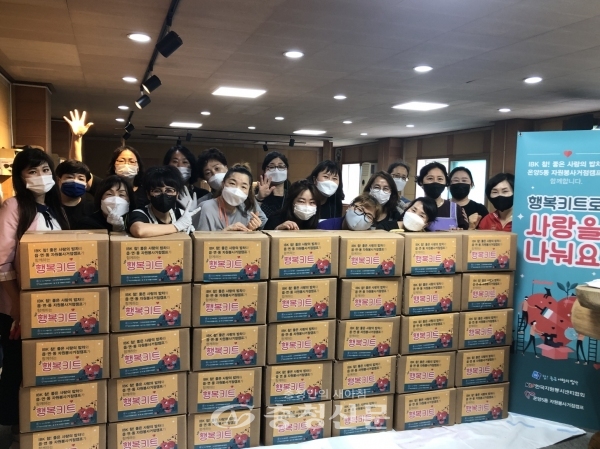 아산 온양5동 여성자원봉사단은 지난 18일 저소득층을 위한 정기 물품나눔행사를 실시했다. (사진=아산시 제공)