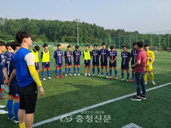 천안시축구협회 이기호 회장이 천안축구센터 U-18 팀 선수들에게 격려하는 모습(사진=천안시축협회 제공)