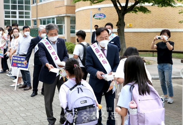 22일 대전 원앙초등학교 앞에서 학교폭력 예방 캠페인이 펼쳐지고 있다.(사진=대전시교육청 제공)