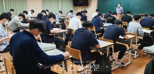 지난 6월 대전 유성구 내 한 고등학교에서 2022학년도 대학수학능력시험 모의평가가 치러지고 있다.(사진=이정화 기자)