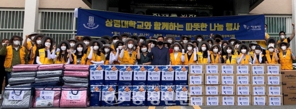 상명대학교 천안캠퍼스 비상봉사단은 지난 23일 천안시 동면에 거주하는 취약가구를 방문해 물품을 기증하는 나눔봉사를 펼쳤다. (사진=상명대 제공)