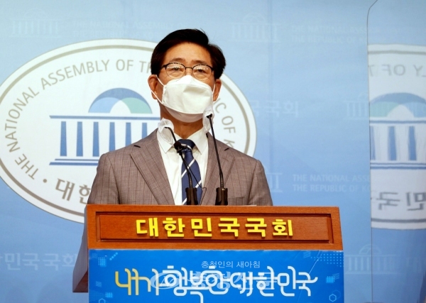 양승조 충남지사가 27일 국회 소통관에서 제6차 정책공약발표를 하고 있다.