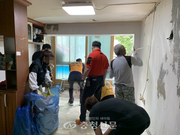 천도라이온스클럽은 지난 26일 아산시 온양6동에 거주하는 주거취약가정에 방문해 ‘사랑의 집수리’ 봉사활동을 실시했다. (사진=아산시 제공)