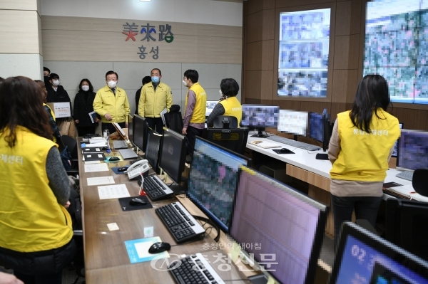 지난 2월 관제센터 방문한 김석환 군수 모습 (사진=홍성군 제공)