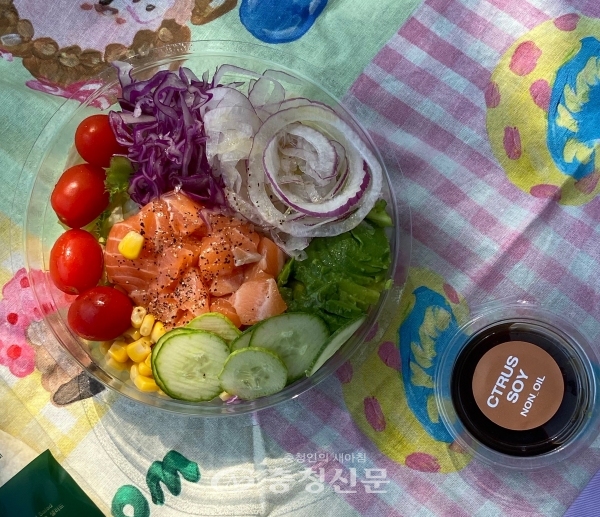 대전 관저동 샐러드 가게에서 12000원에 판매되고 있는 샐러드. (사진=한은혜 기자)