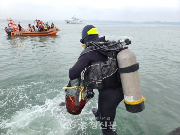 충남도 수산자원연구소가 6일 홍성 죽도 인근해상에서 새조개 방류 행사를 하고 있다.(사진=충남도 제공)