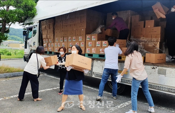지난 6일 서산종합운동장에서 직원들이 ㈜청정에서 기탁한 마스크를 옮기는 모습 (사진=서산시 제공)