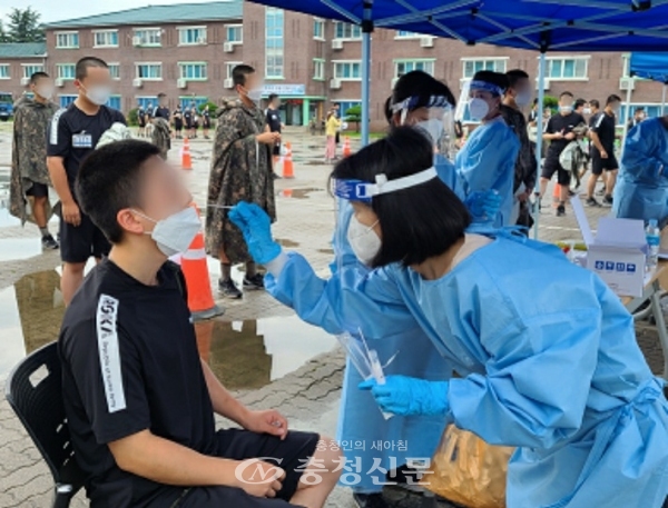 논산 육군훈련소 훈련병들이 코로나19 진단검사를 받고 있다. (사진=논산시 제공)