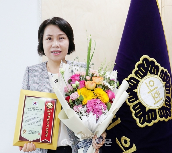 이연희 서산시의회 의장이 ‘자랑스러운 대한민국 시민대상’ 의정부문에서 최우수대상을 수상했다. (사진=서산시의회 제공)