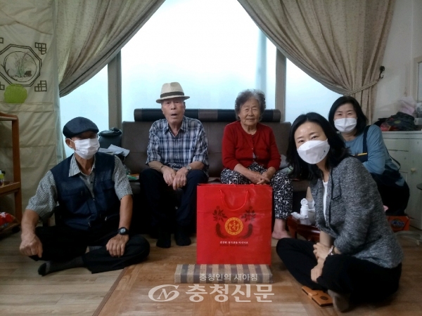 충남서부보훈지청은 13일 관내 참전유공자인 김삼동(91·서천군 거주)씨 자택을 방문하고 위문했다. (사진=충남서부보훈지청 제공)