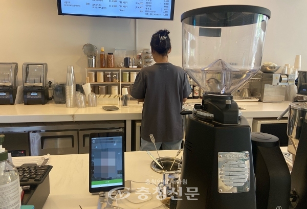 대전 둔산동 학원가에 위치한 한 카페, 피크타임인 점심시간에 한 아르바이트생이 혼자 근무를 하고 있다. (사진=한은혜 기자)