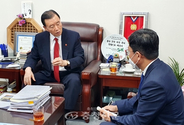 홍문표 의원이 안도걸 기획재정부 제 2차관을 국회 의원회관 사무실에서 만나고 있다.