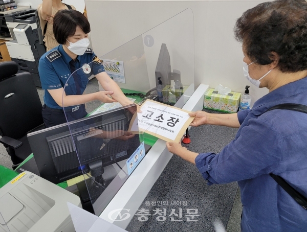 전미경 유족회장이 19일 대전동부경찰서에서 고소장을 접수하고 있다. (사진=권예진 기자)