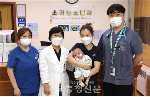 단국대병원 단우후원회 관계자와 환아 가족(왼쪽에서 두 번째가 이미정 교수) (사진=단국대병원 제공)