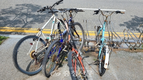 대전 지하철역 근처 자전거 보관대에 방치된 자전거. (사진=대전충남녹색연합 제공)