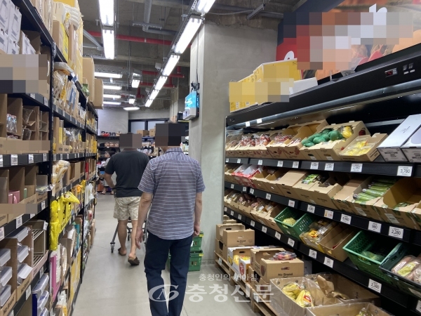 한 소비자가 마트 식품코너에서 장을 보고 있다. (사진=한은혜 기자)