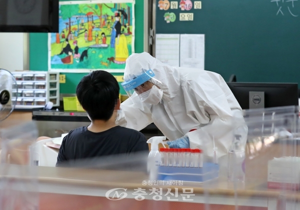 22일 오전 대전시 서구 도안동 도안초등학교에 마련된 신종 코로나바이러스 감염증(코로나19) 임시 선별검사소에서 인근 지역 초등학생과 어린이집 원생 등이 검사받고 있다. (연합뉴스)